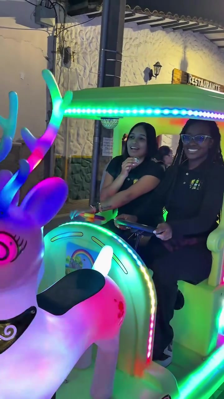 Dos mujeres en un equipo de RiQui Park