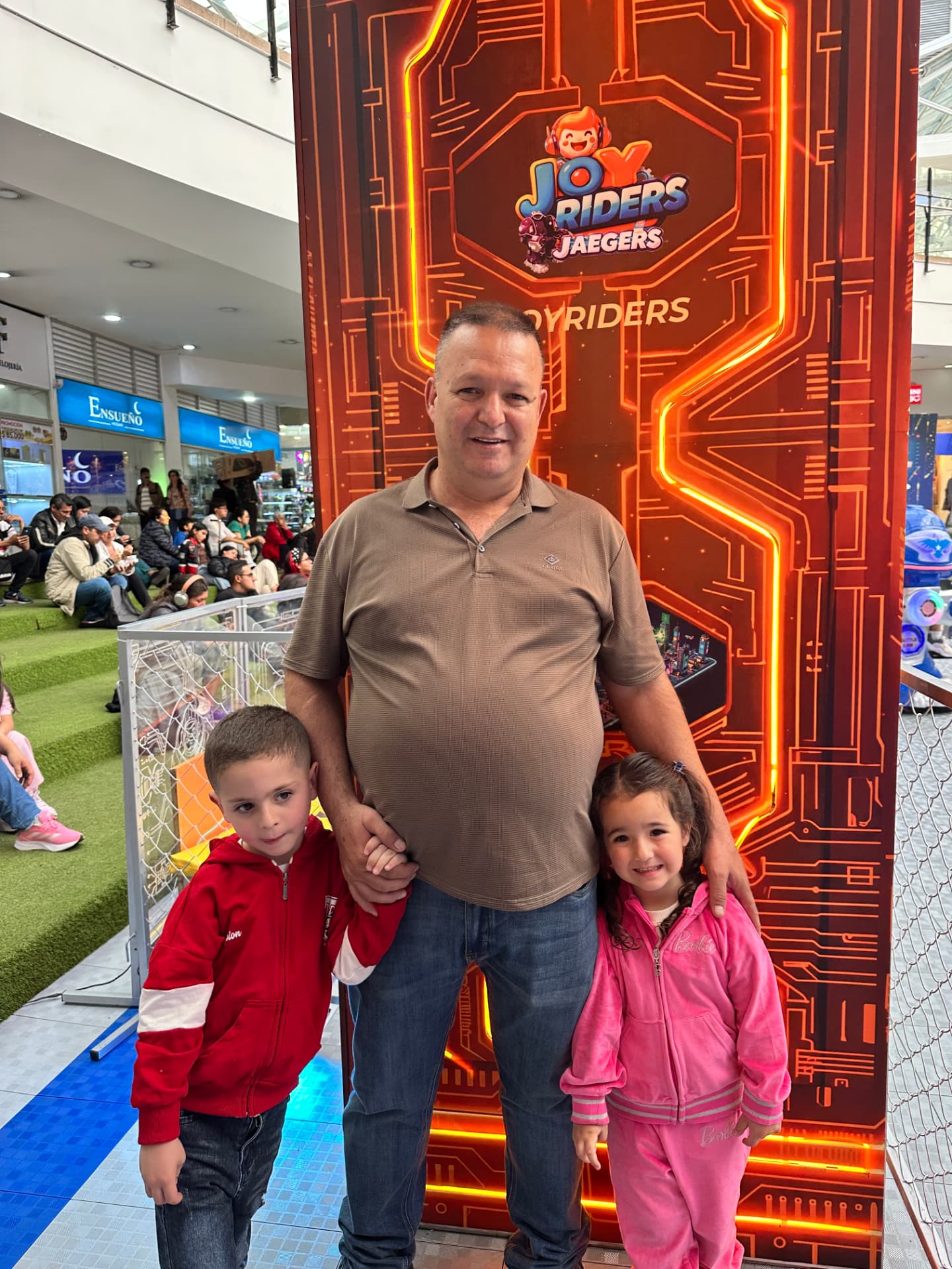 Familia junto a Robot Drive en Tintal
