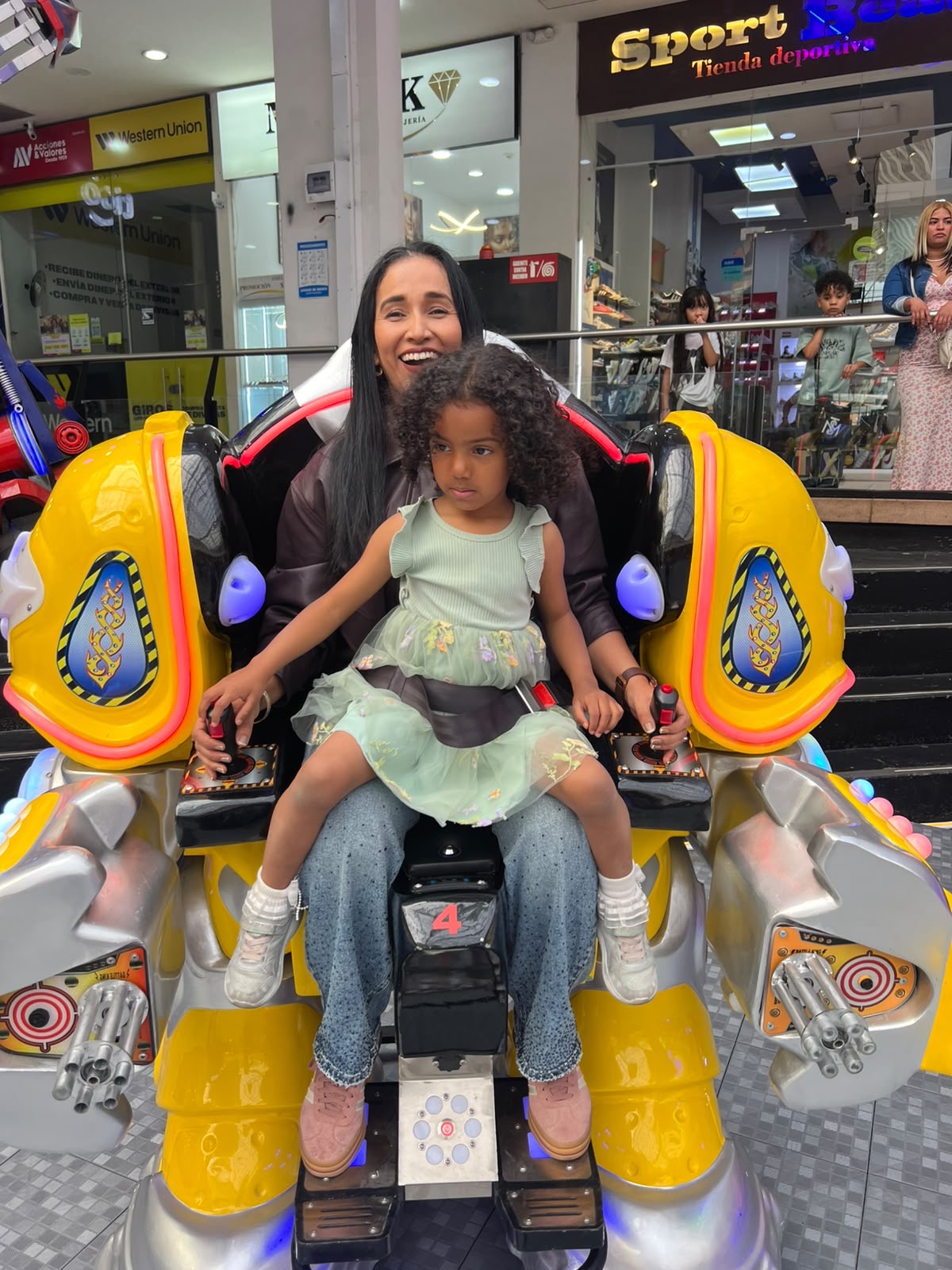 Madre e hija disfrutando Robot Drive en Tintal